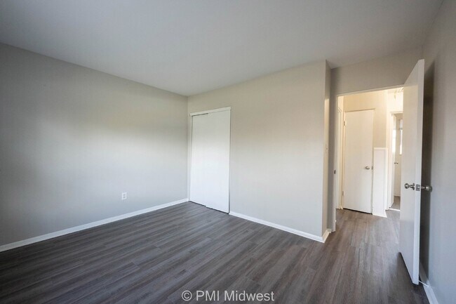 Building Photo - Charming 2-Bedroom Duplex in Indianapolis with Modern Amenities!
