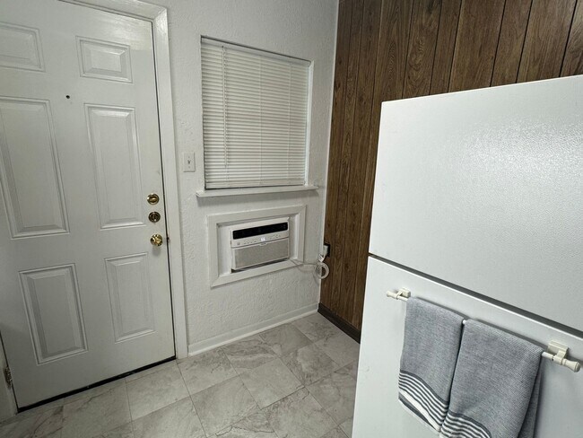 Building Photo - 1708 Holloman Dr