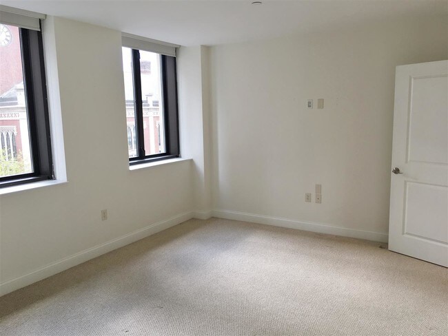 Building Photo - 875 Elm St
