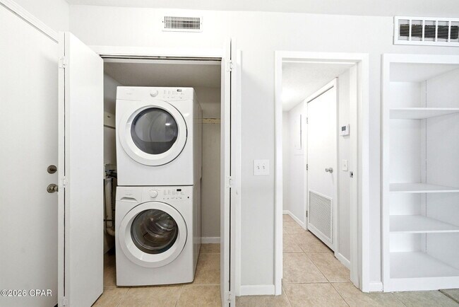 Building Photo - 4725 Bay Point Rd