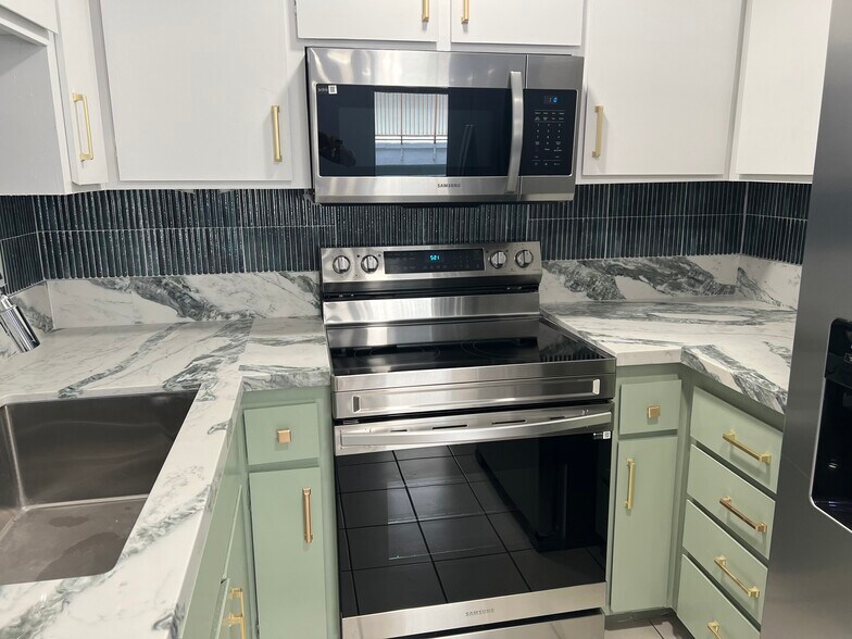 Building Photo - 3939 E Allin St