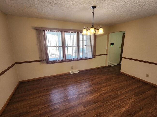 Building Photo - 3 Bedroom 2 Bath House in Rock Island