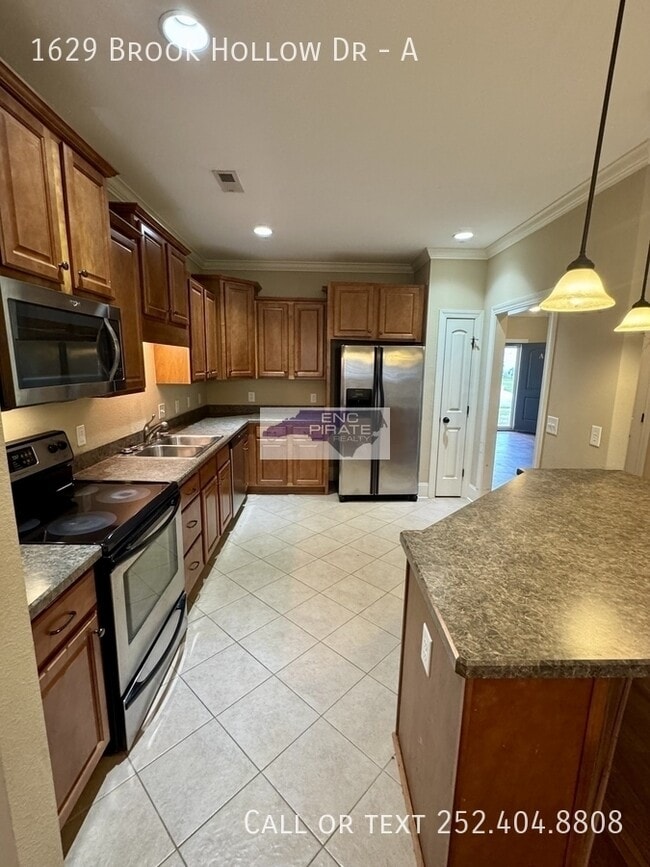 Building Photo - 1629 Brook Hollow Dr