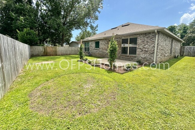 Building Photo - 216 Green Dr