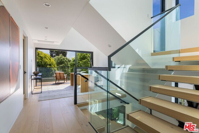 Building Photo - 822 Superba Ave
