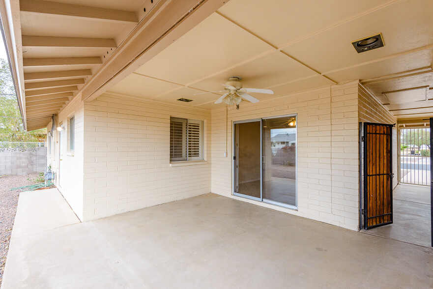 Patio doors to dining room & garage - 11402 N 110th Dr