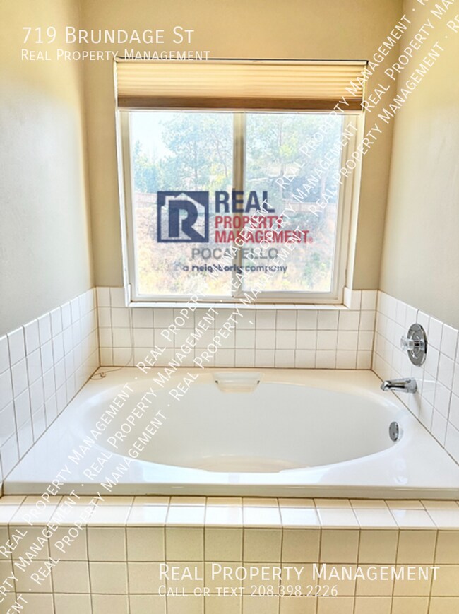 Building Photo - 719 Brundage St