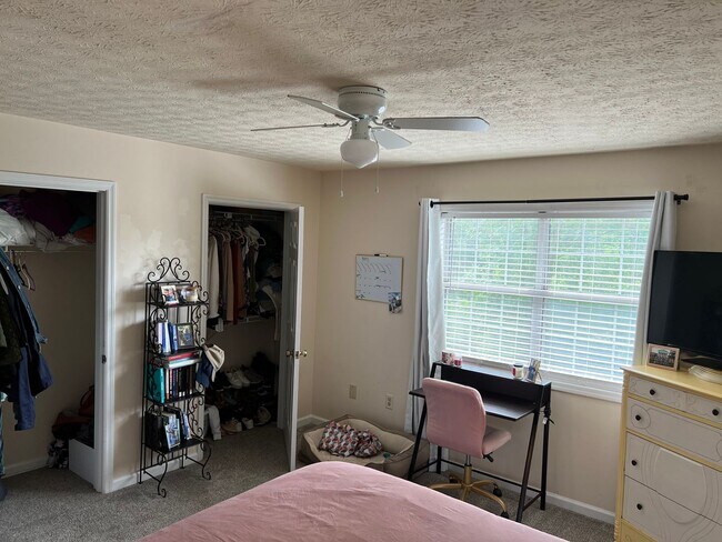 Building Photo - Sleepy Hollow Townhome - Convenient Location and Privacy