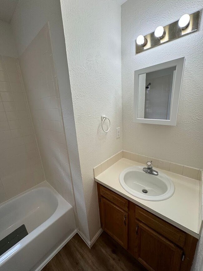 Building Photo - Goss Street Duplex