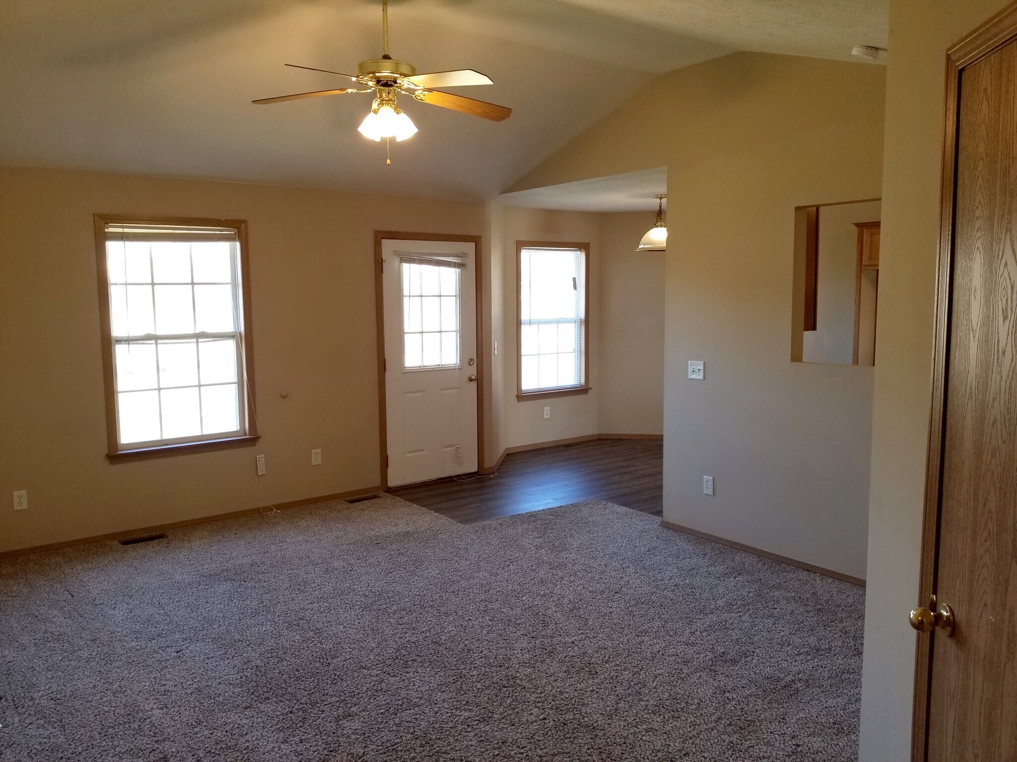 Building Photo - 813 N Pinewood Ave