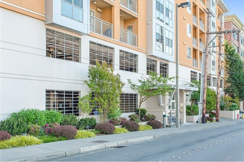 Building Photo - 118 107th Ave NE