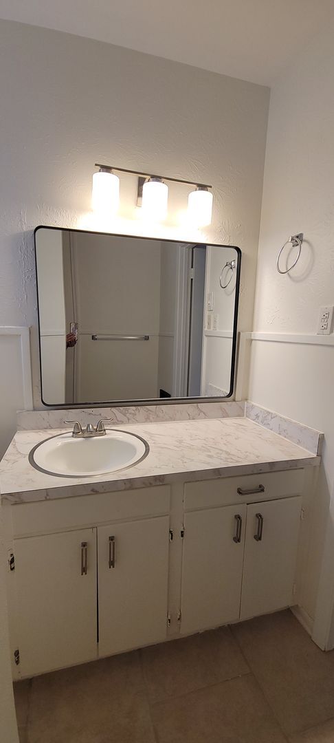 Building Photo - Great 3 bedroom/2 bath home with Oven, Refrigerator, Garage, Central Air & Heat!