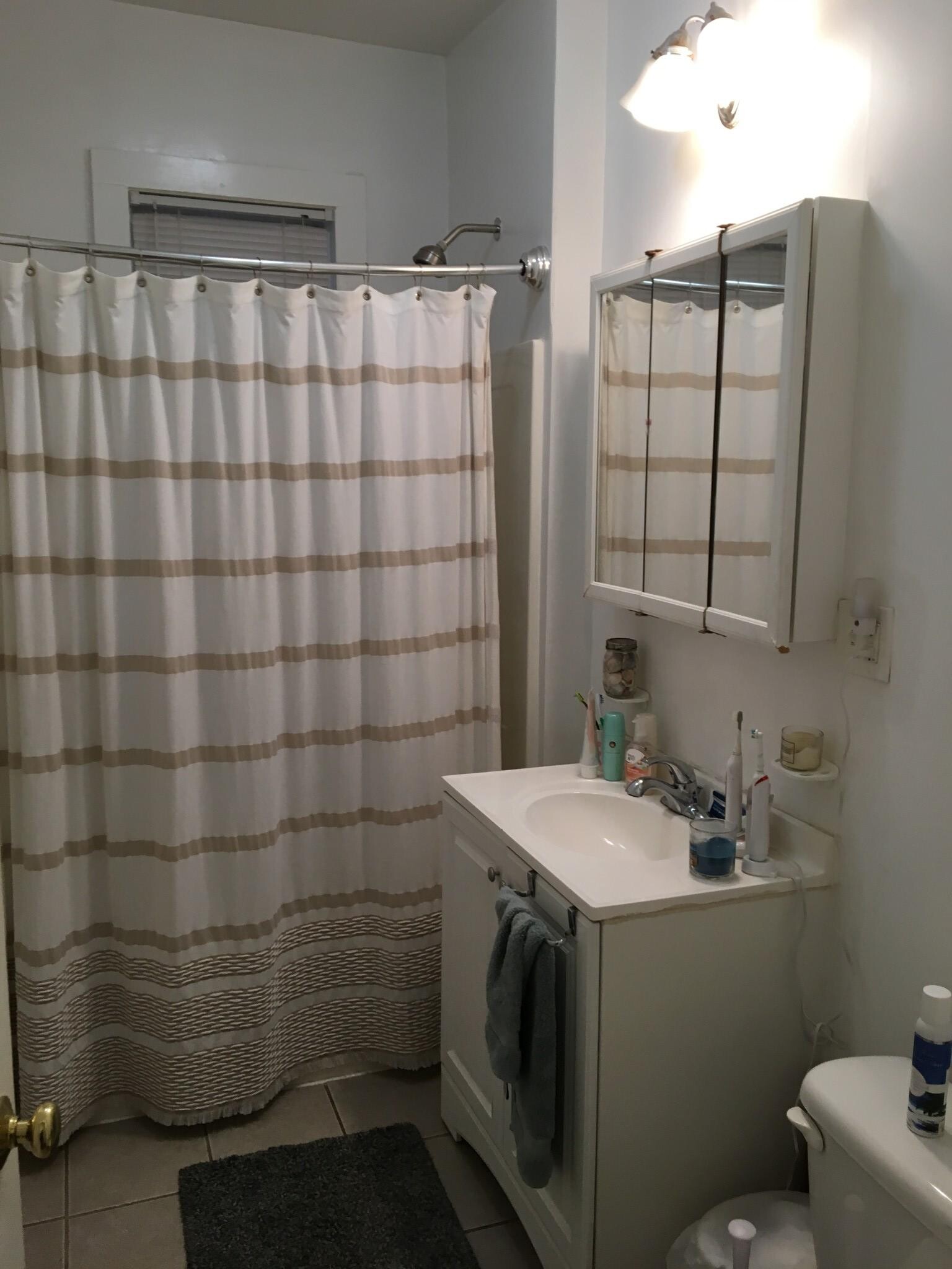 Building Photo - 162 Kelton St