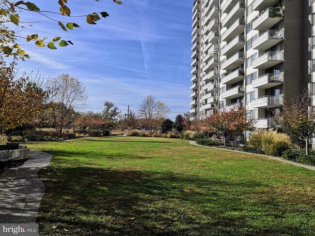 Building Photo - 5101 River Rd