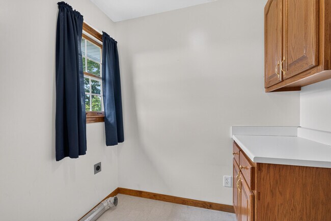 Building Photo - 133 Foxtail Dr