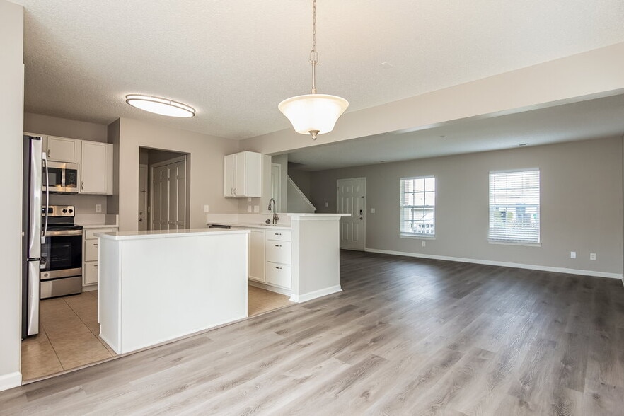 Building Photo - 9809 Holly Park Dr