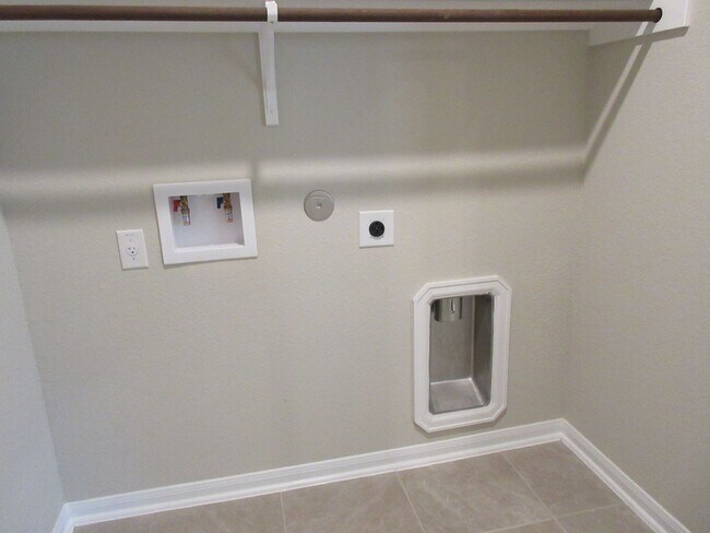 Building Photo - 4-Bedroom Home in Oak Creek - Highly Sough...