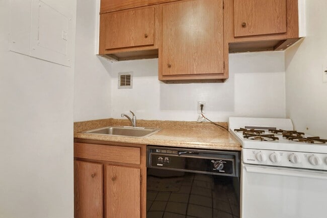 Building Photo - Charming & Bright Studio at River Place North