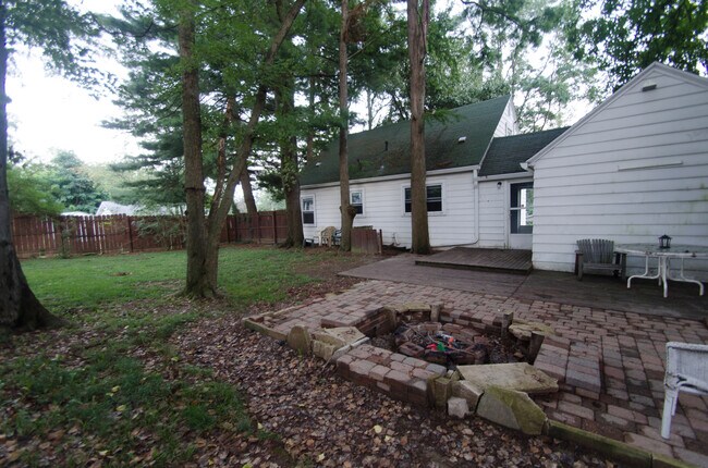 Building Photo - Spacious 3 bedroom, 1 bath Home - Availabl...