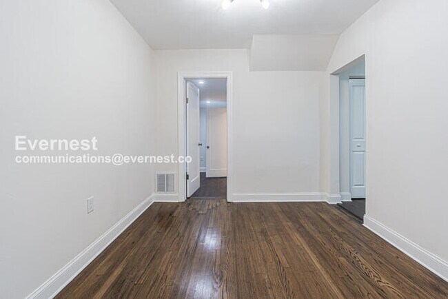 Building Photo - 3 Bed/2 Bath Home with Fenced Yard & Off-Street Parking / Pet-Friendly / Coming Soon!