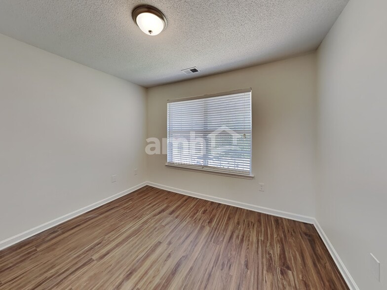 Building Photo - 5755 Fawn Dr