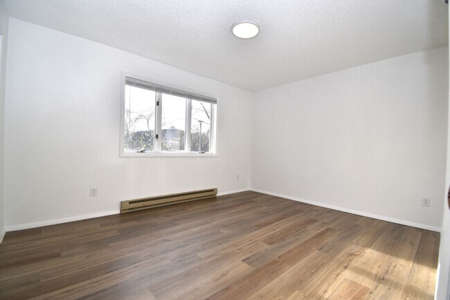 Building Photo - Great centrally located 2nd floor, 2 Bedroom 1 Bathroom apartment!