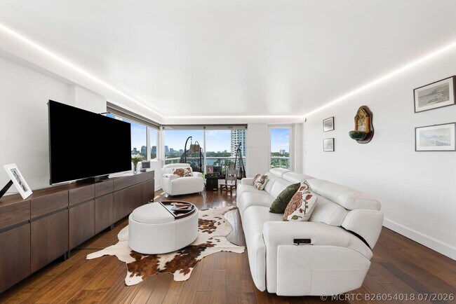 Building Photo - 3000 Holiday Dr