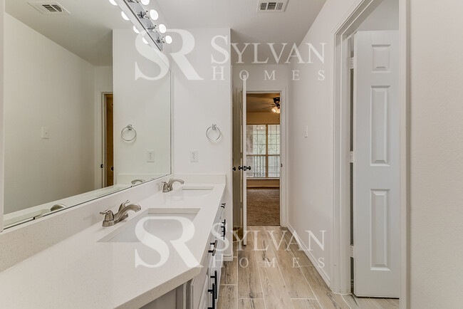 Building Photo - Your dream home awaits!