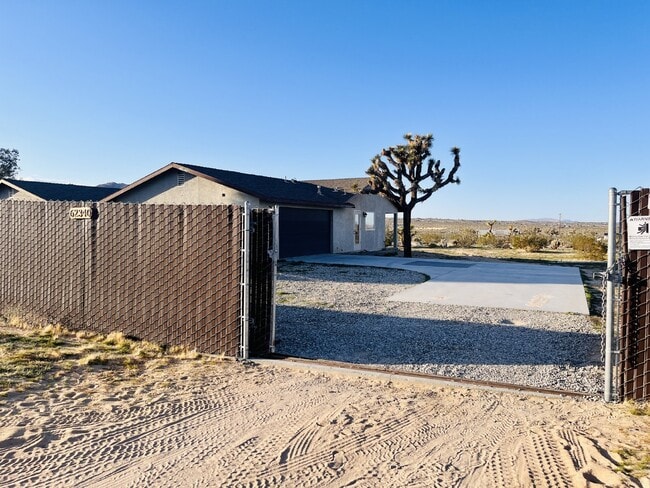 Building Photo - Gorgeous 3 bd, 2.5 ba on 1 acre