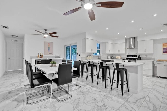 Building Photo - 2065 SW 28th Terrace