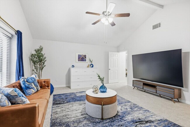 Building Photo - 2 St Charles Pl