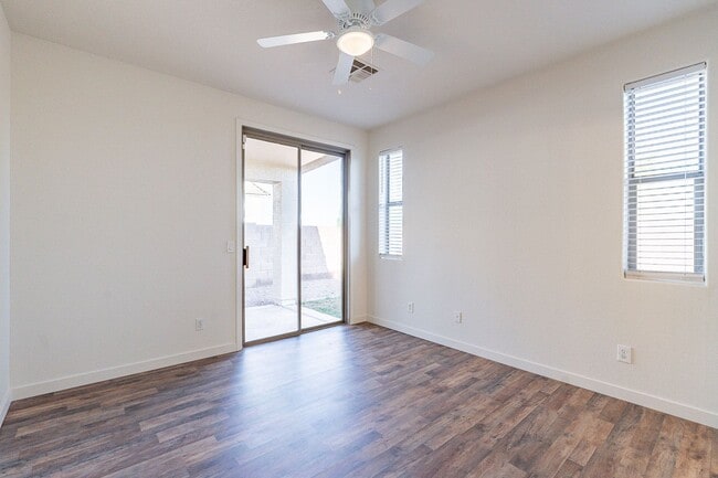 Building Photo - Move right in to your dream home!