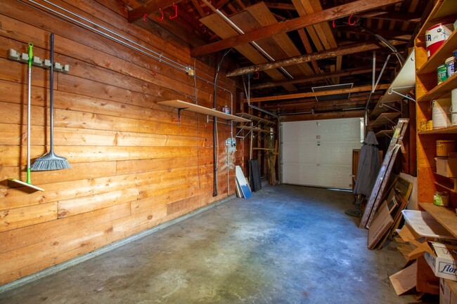 Building Photo - Fantastic SE Portland Home with Parking, H...