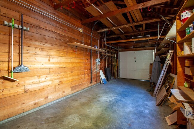 Building Photo - Fantastic SE Portland Home with Parking, Hardwoods, Charming Character, and Large Patio