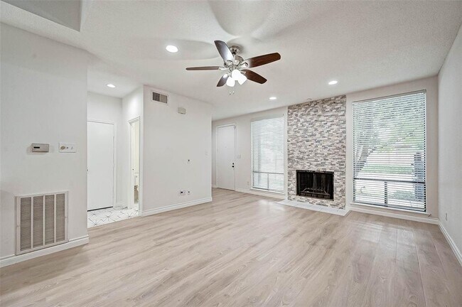 Building Photo - 1112 Bering Dr