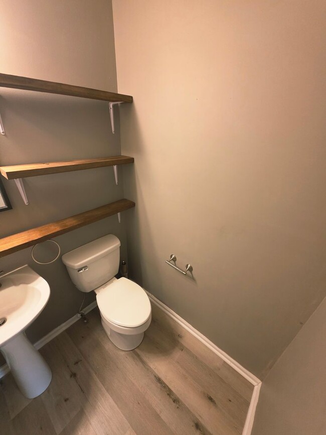 Building Photo - 3 Bedroom 1.5 BA Hubert