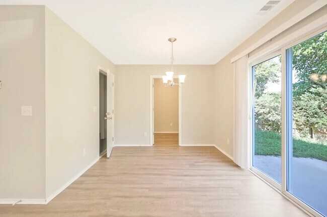 Building Photo - 2888 Creekbend Dr