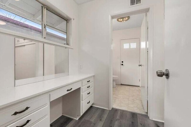 Building Photo - 590 N Cambridge St