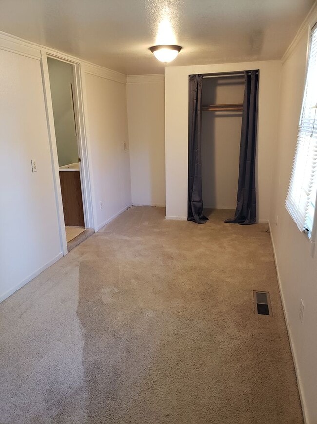 Building Photo - ROOMMATE ADDITION (1) -PLEASE CONTACT ISAB...
