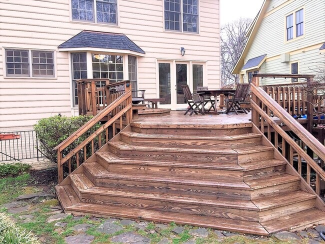 Building Photo - Miraculous & Palatial 5 Bedroom 3.5 Bathro...