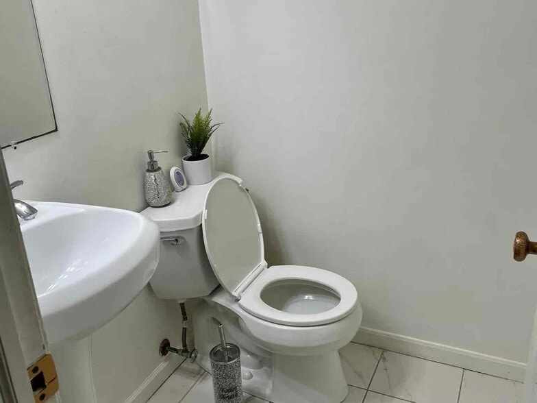 Building Photo - 84 Maplewood Dr