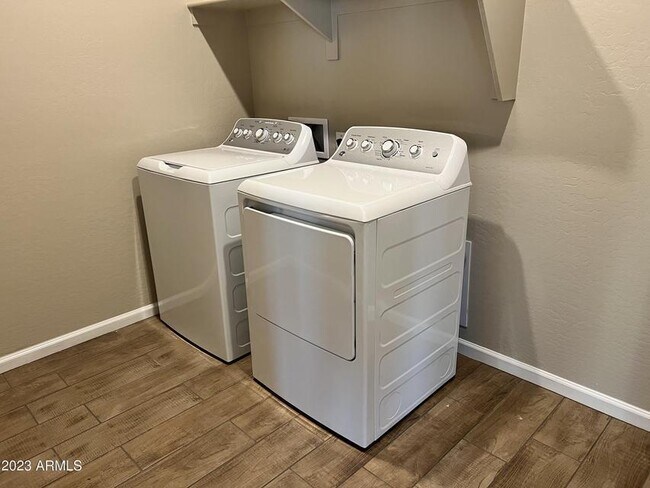 Building Photo - 2055 E Brooklyn Dr