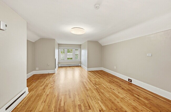 Building Photo - $4,720.95 with $300 off the first month's rent, 5 Beds - 5 Bath, Single Family Home in Denver wit...