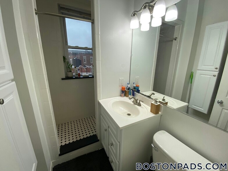 Building Photo - 26 Hemenway St