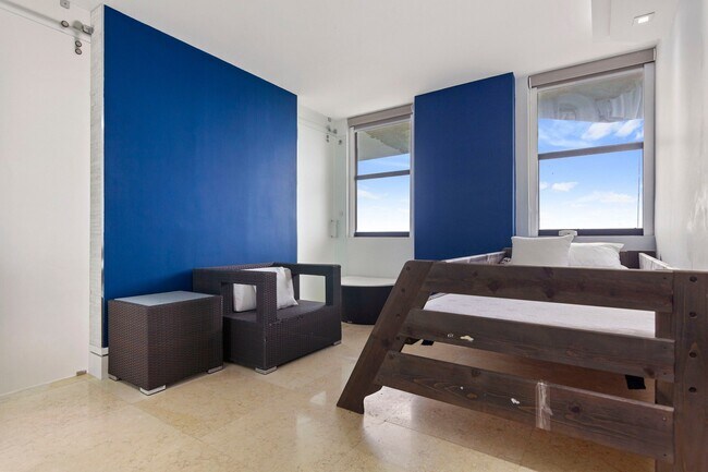 Building Photo - 6061 Collins Ave