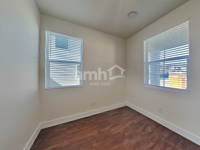 Building Photo - 11400 W Mesquite St
