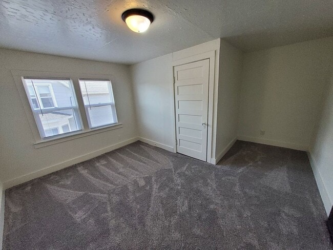 Building Photo - 317 Chute St