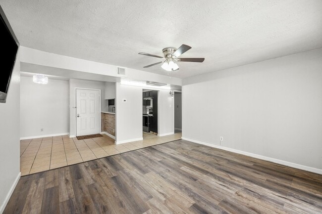 Building Photo - 206 Plaza Verde Dr