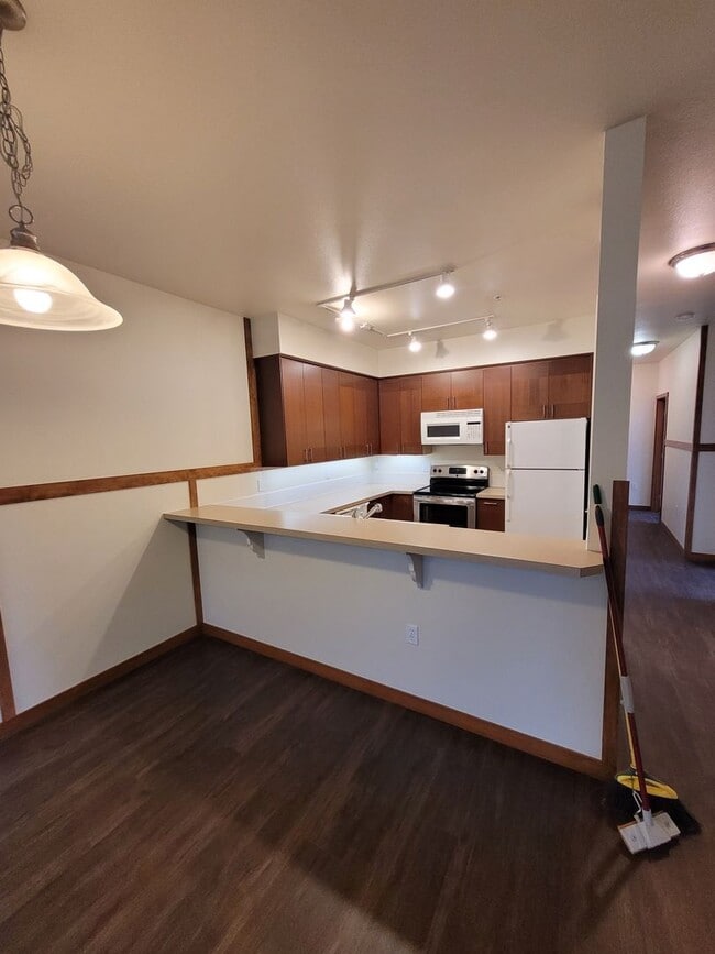 Building Photo - Centrally Located Three Bedroom Condo