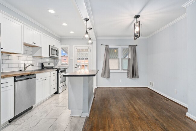 Building Photo - 885 Jaydee Ave